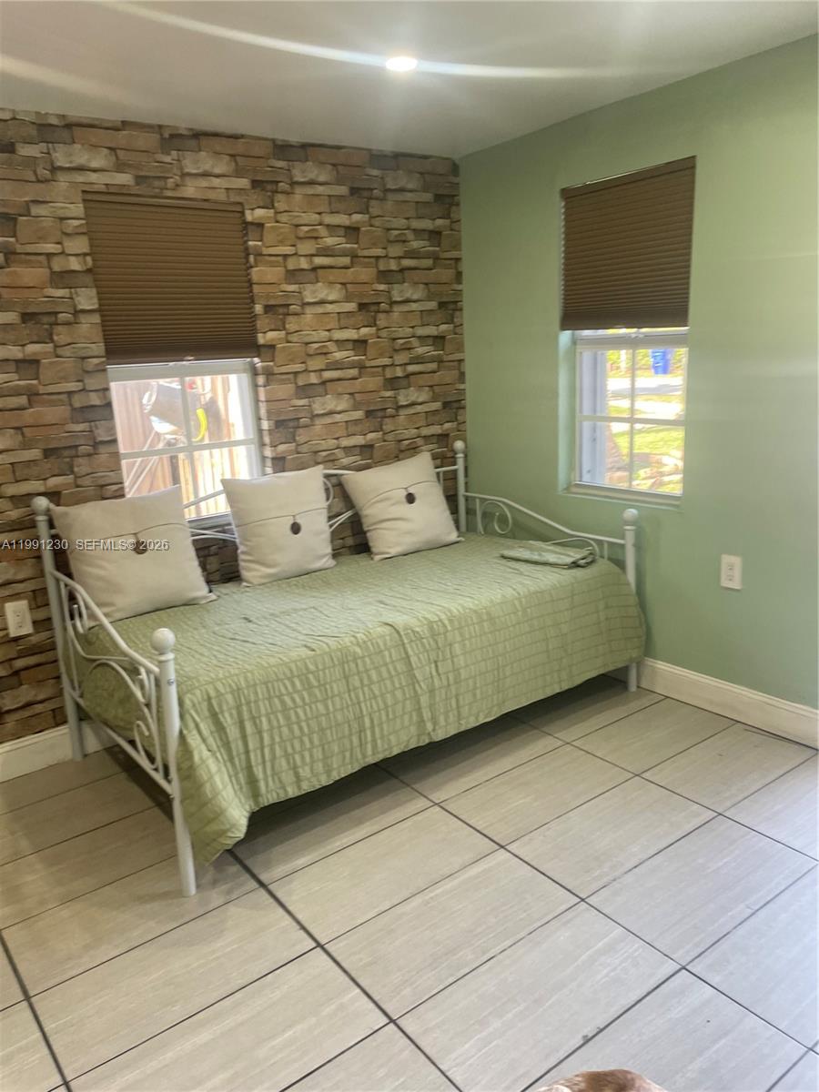 HOLLYWOOD LITTLE RANCHES - Residential