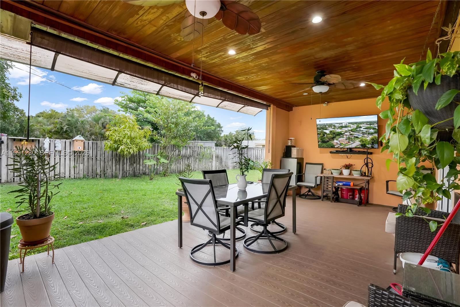 HOLLYWOOD LITTLE RANCHES - Residential