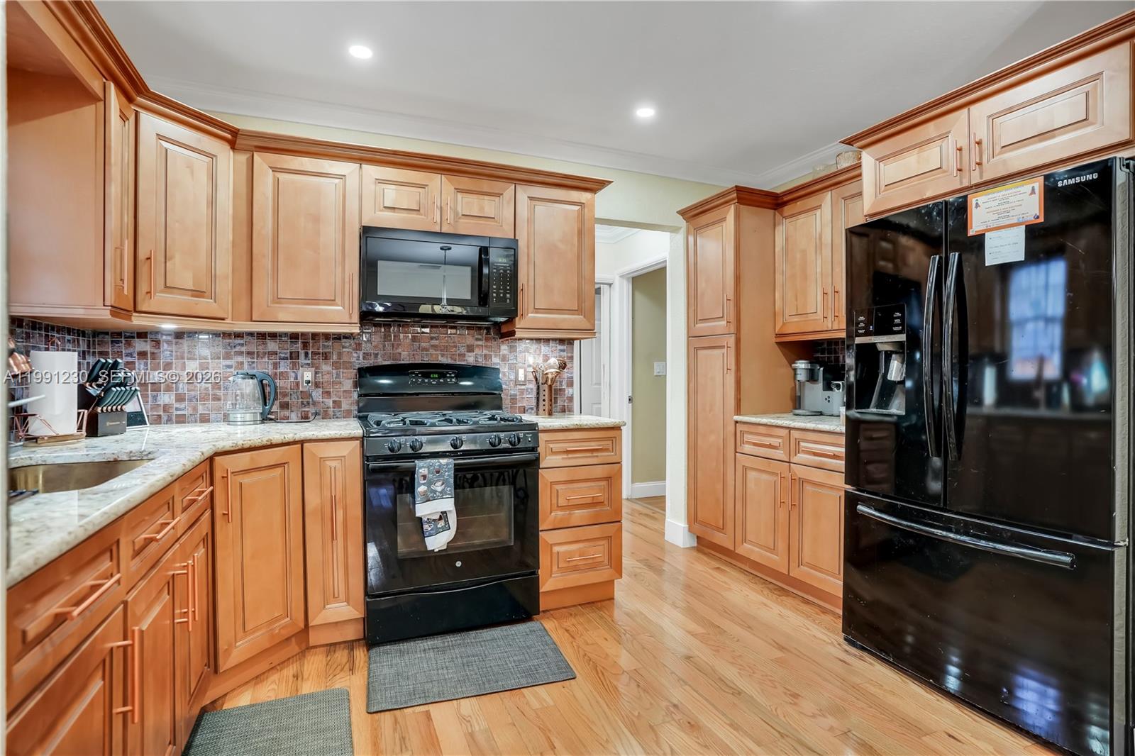 HOLLYWOOD LITTLE RANCHES - Residential