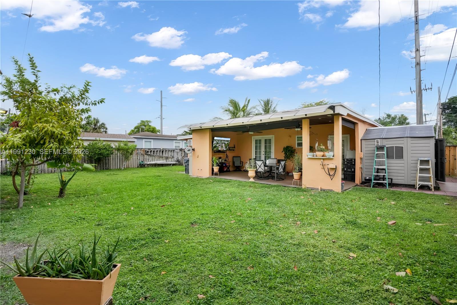 HOLLYWOOD LITTLE RANCHES - Residential