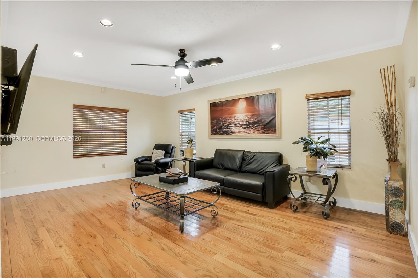 HOLLYWOOD LITTLE RANCHES - Residential