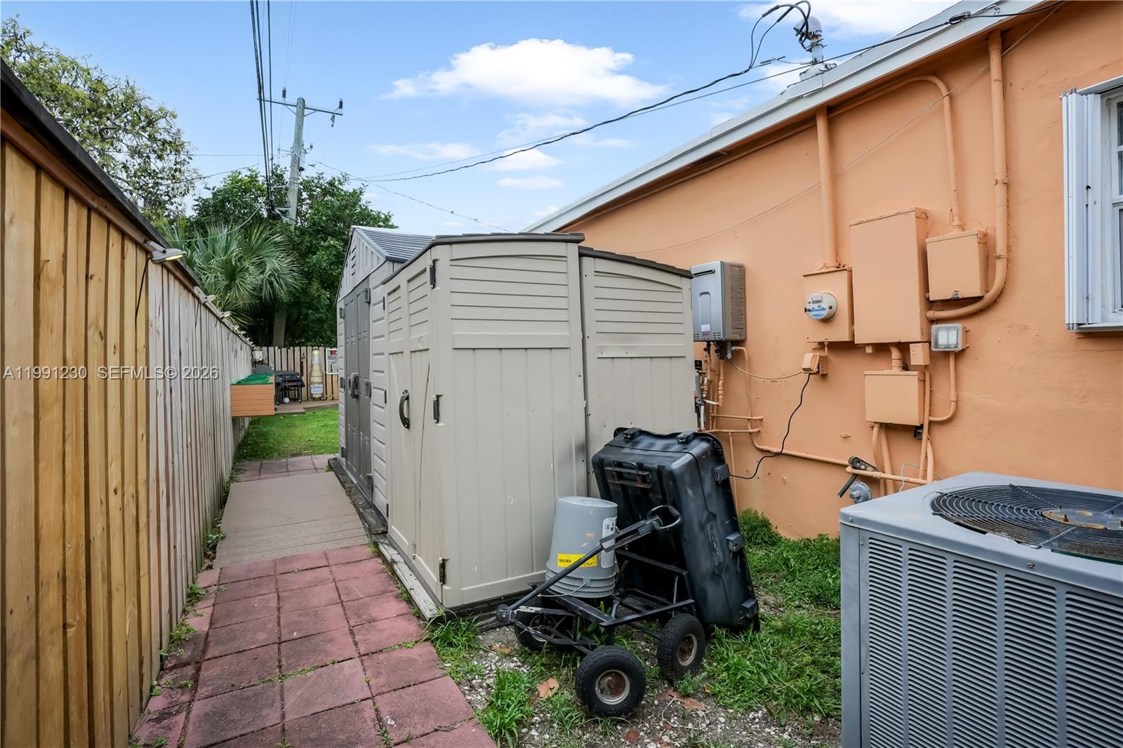 HOLLYWOOD LITTLE RANCHES - Residential