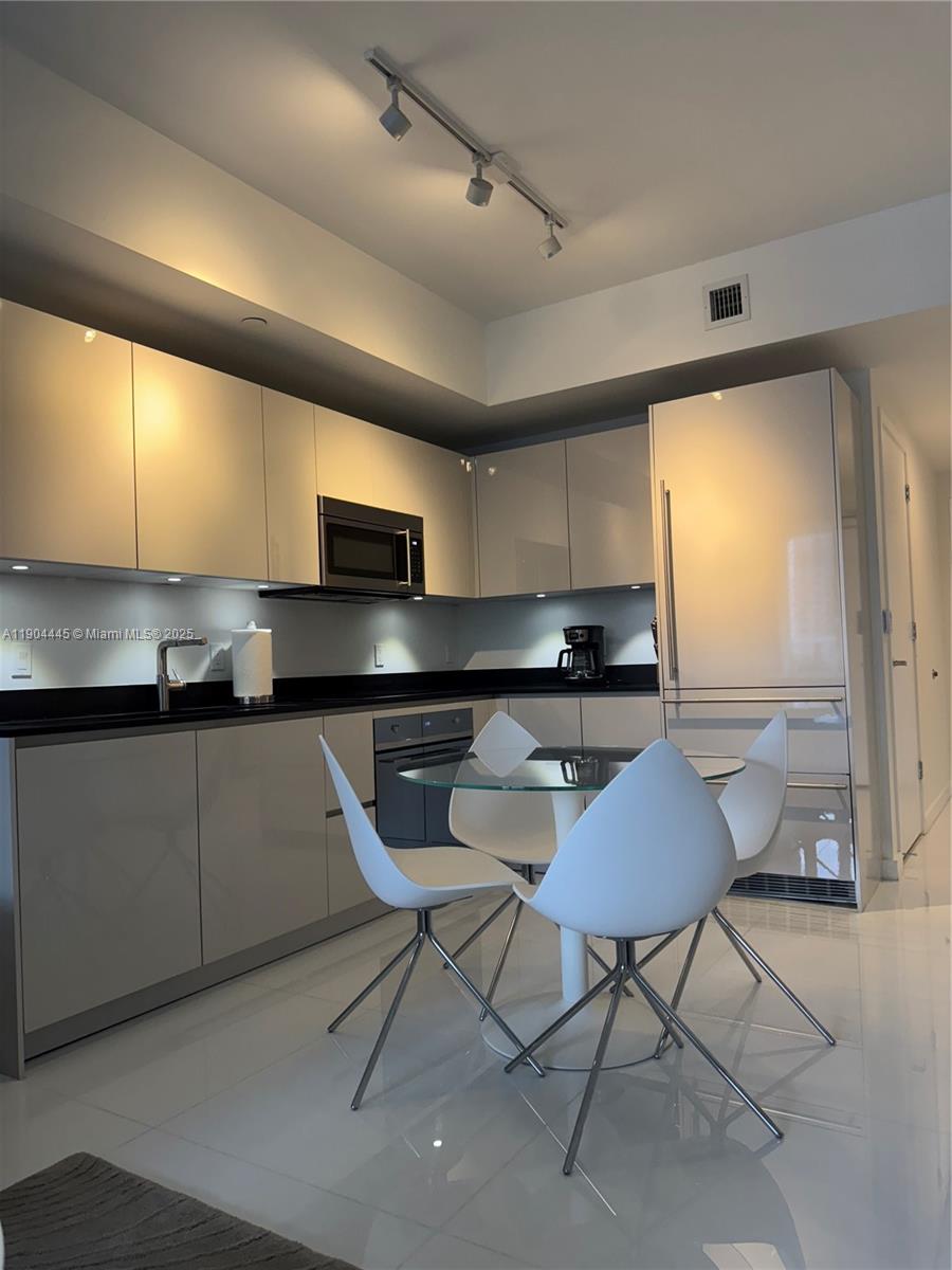 1010 Brickell Ave 2510