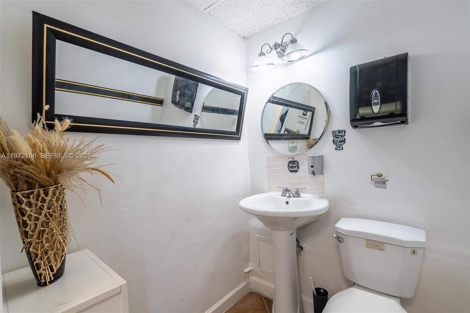 Main image without alt text