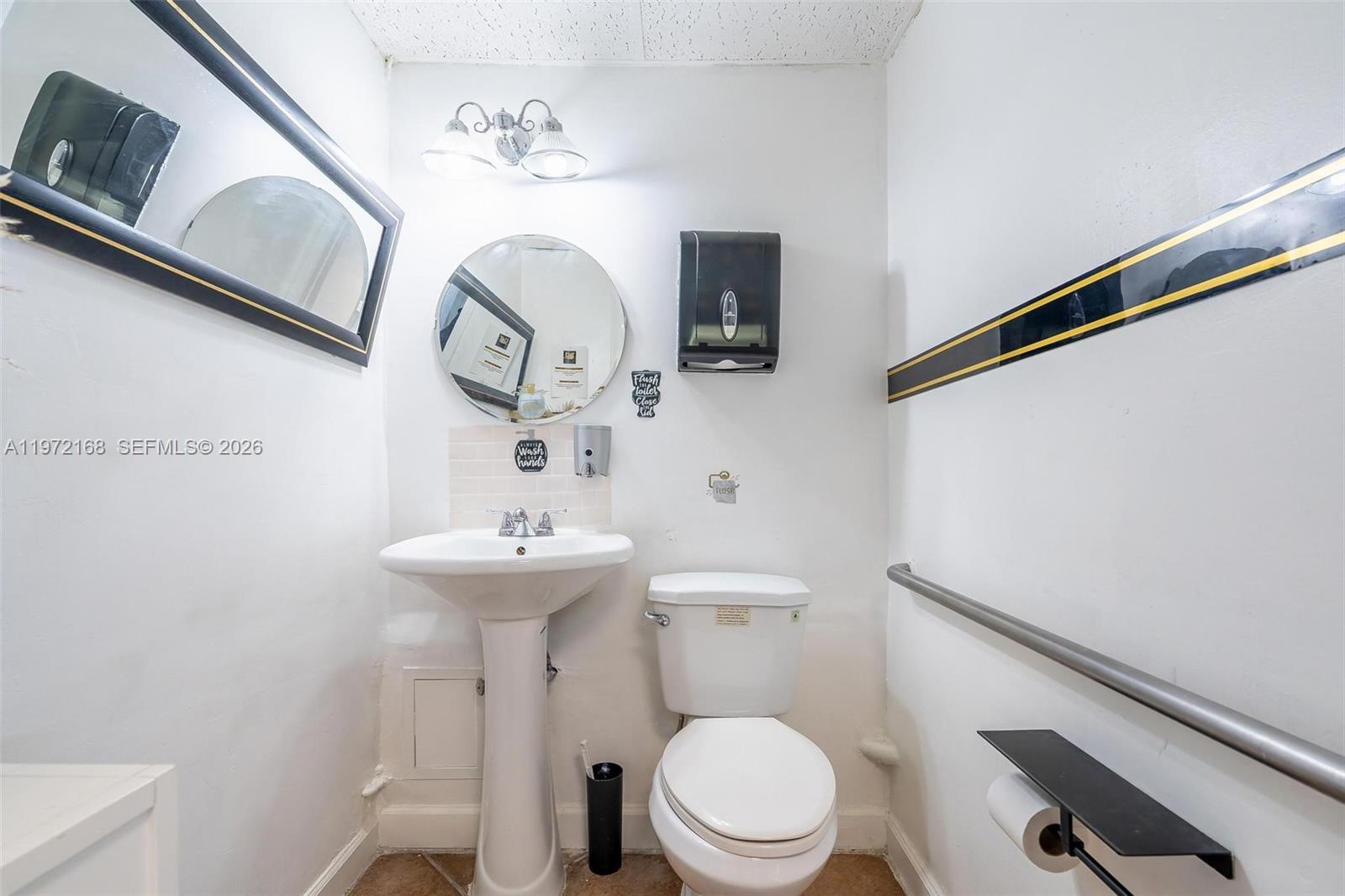 Main image without alt text