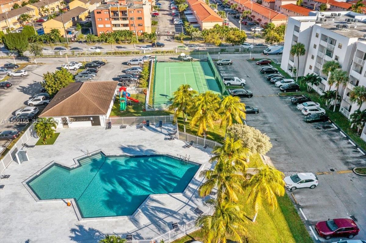 FONTAINEBLEAU GARDENS CON - Residential