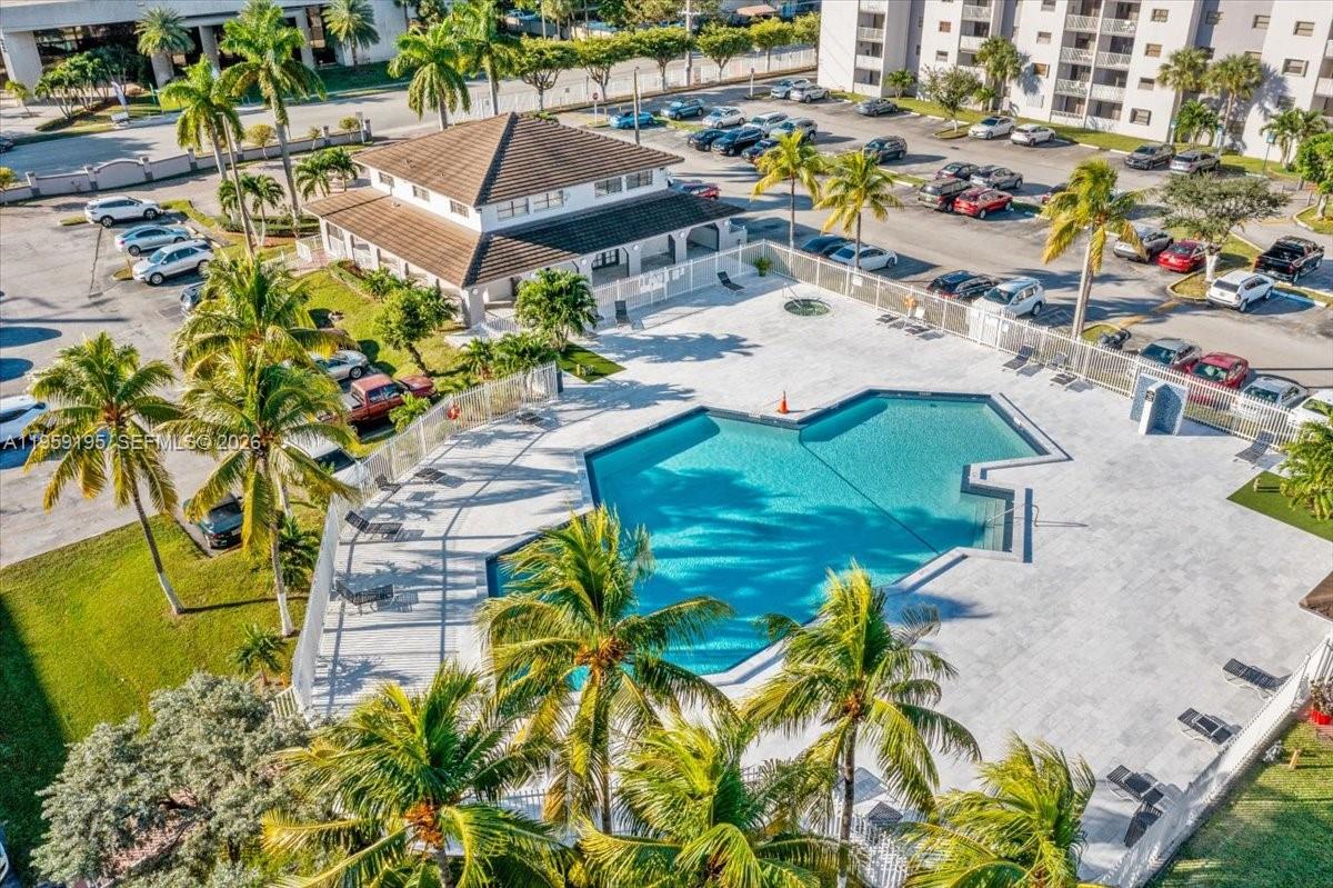 FONTAINEBLEAU GARDENS CON - Residential