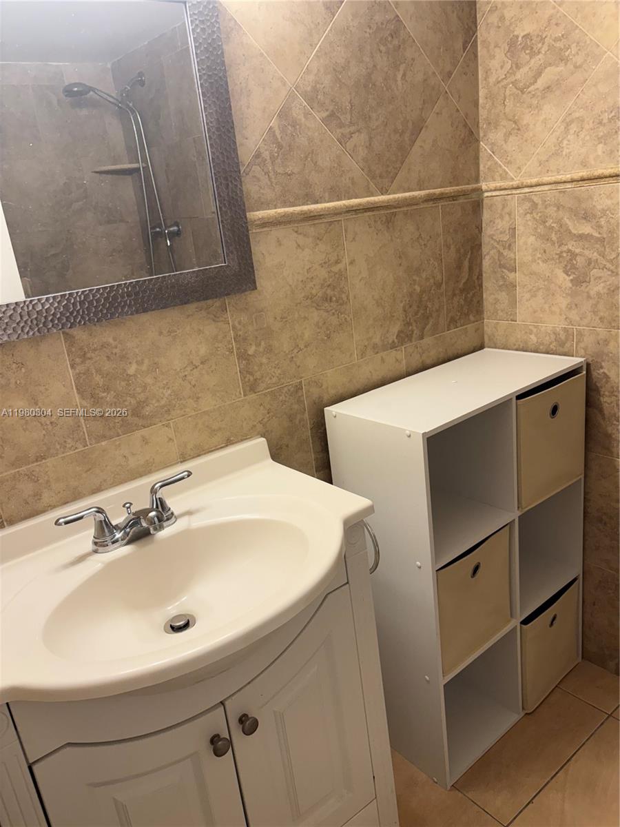 BAYVIEW PALMS CONDO - Residential Lease