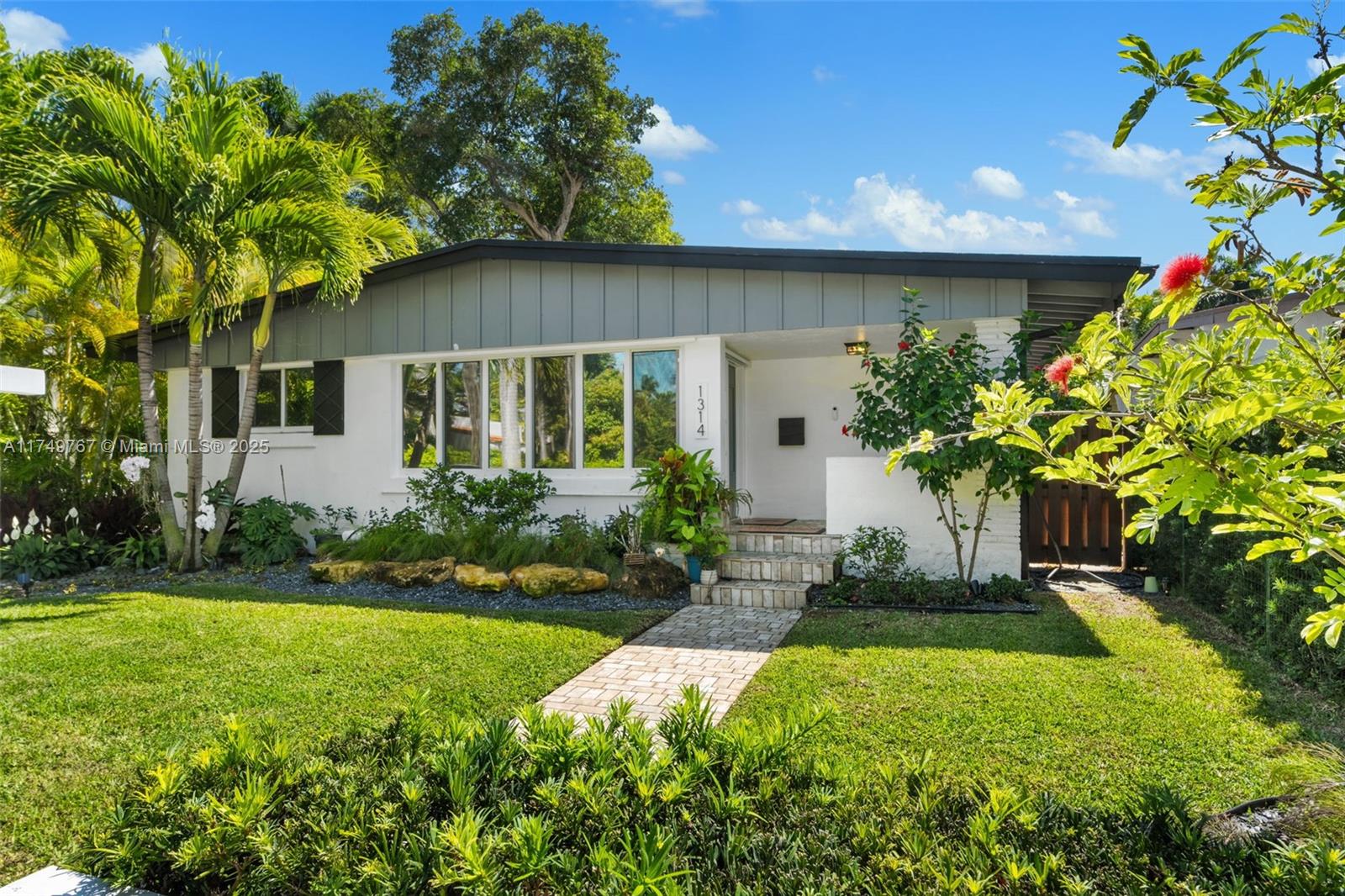 HOLLYWOOD LAKES SECTION - Residential