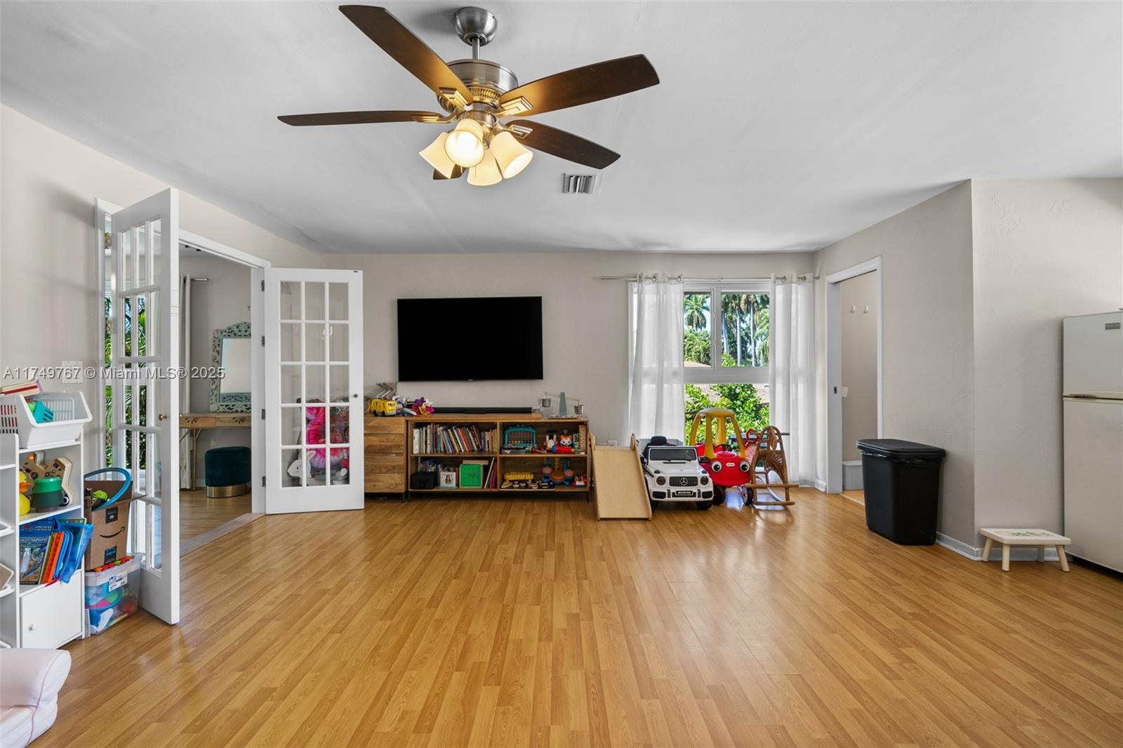 HOLLYWOOD LAKES SECTION - Residential