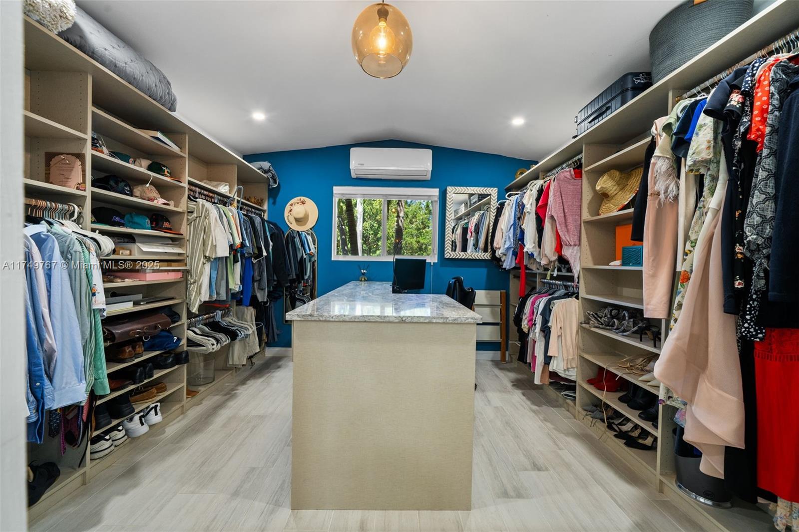 HOLLYWOOD LAKES SECTION - Residential