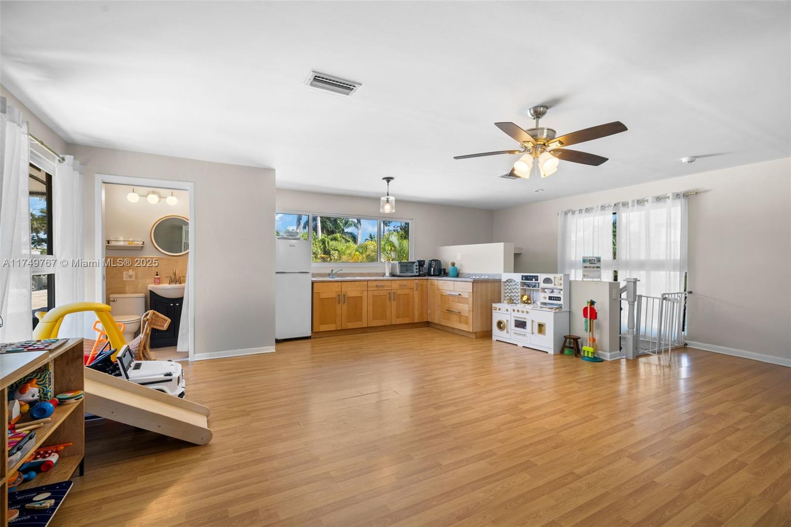 HOLLYWOOD LAKES SECTION - Residential