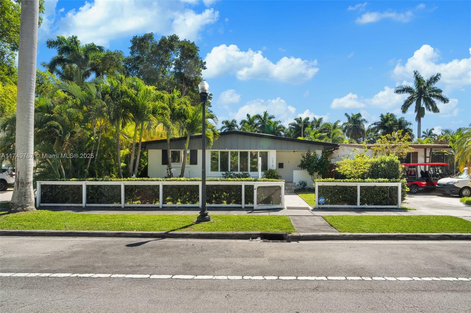 HOLLYWOOD LAKES SECTION - Residential