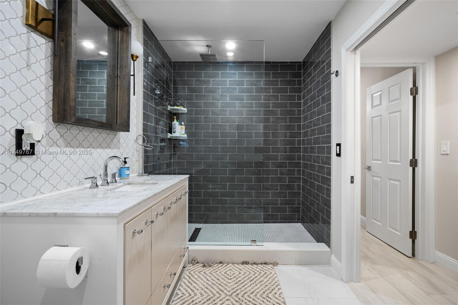 HOLLYWOOD LAKES SECTION - Residential