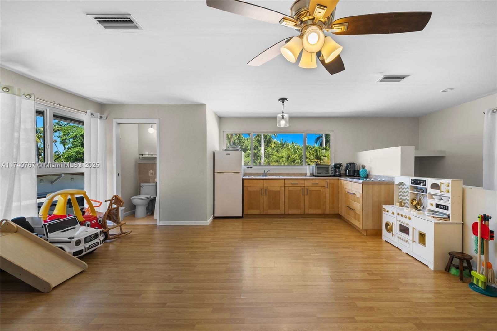 HOLLYWOOD LAKES SECTION - Residential