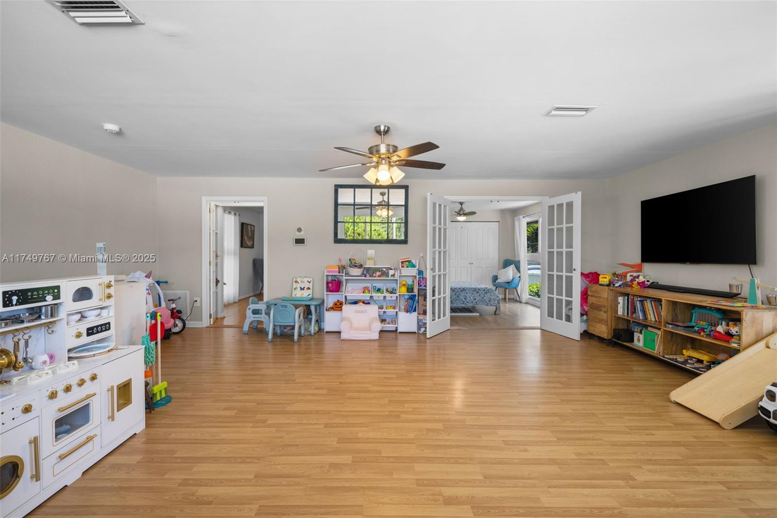 HOLLYWOOD LAKES SECTION - Residential