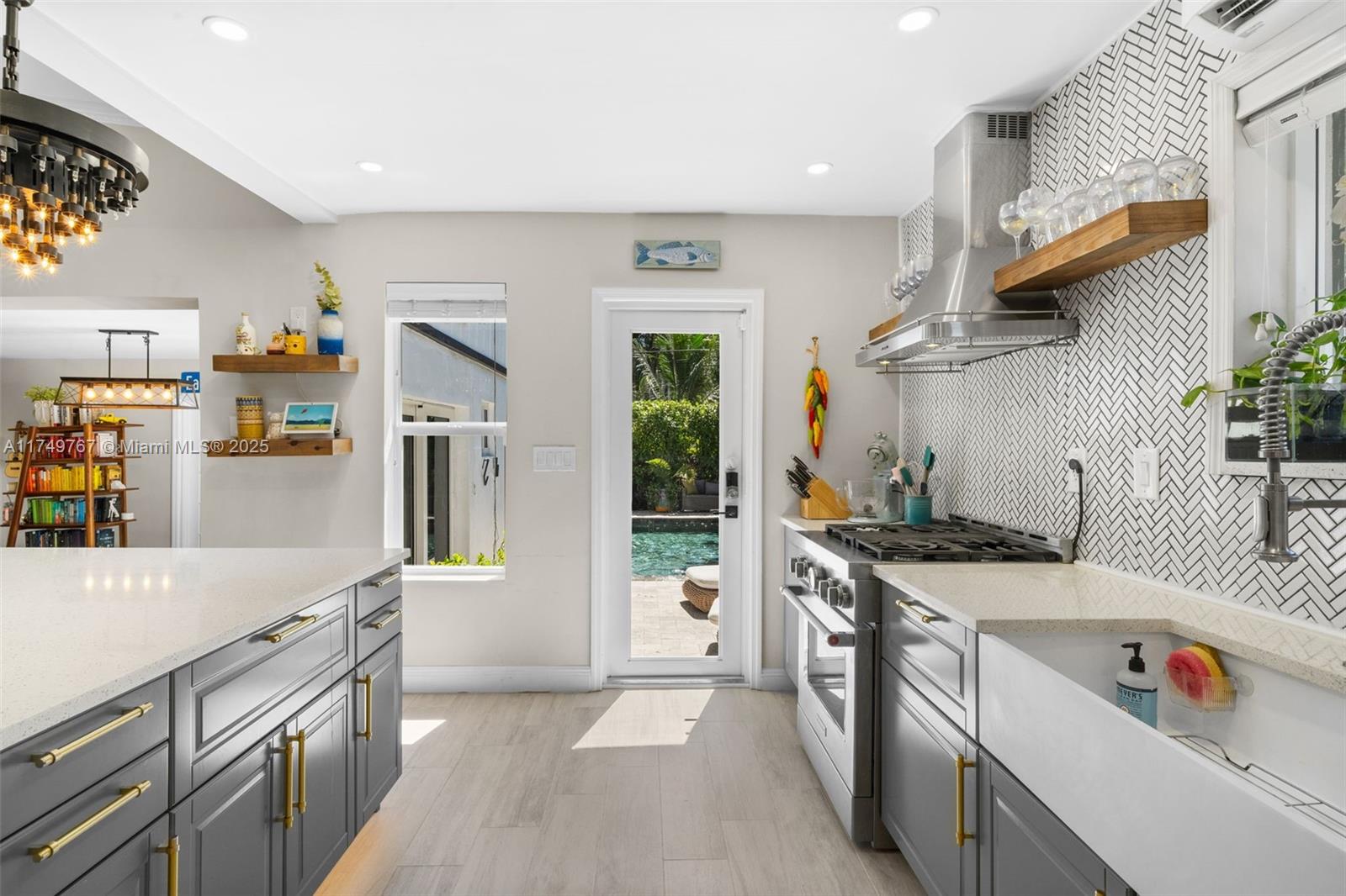 HOLLYWOOD LAKES SECTION - Residential