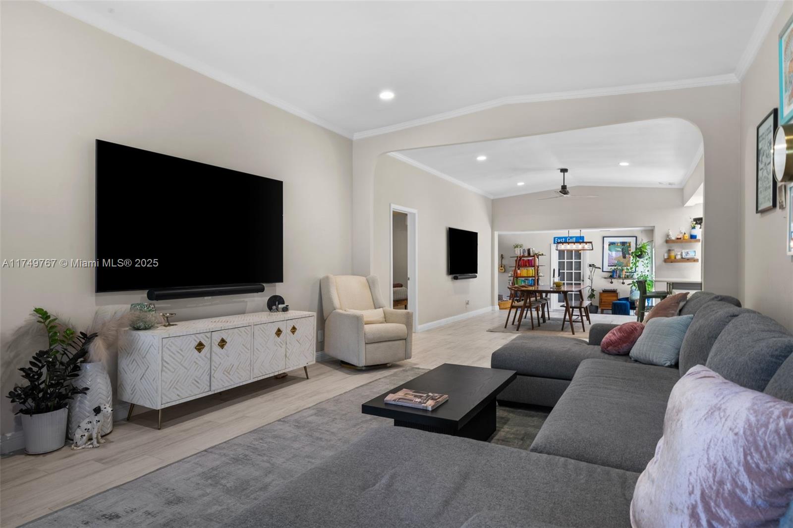 HOLLYWOOD LAKES SECTION - Residential