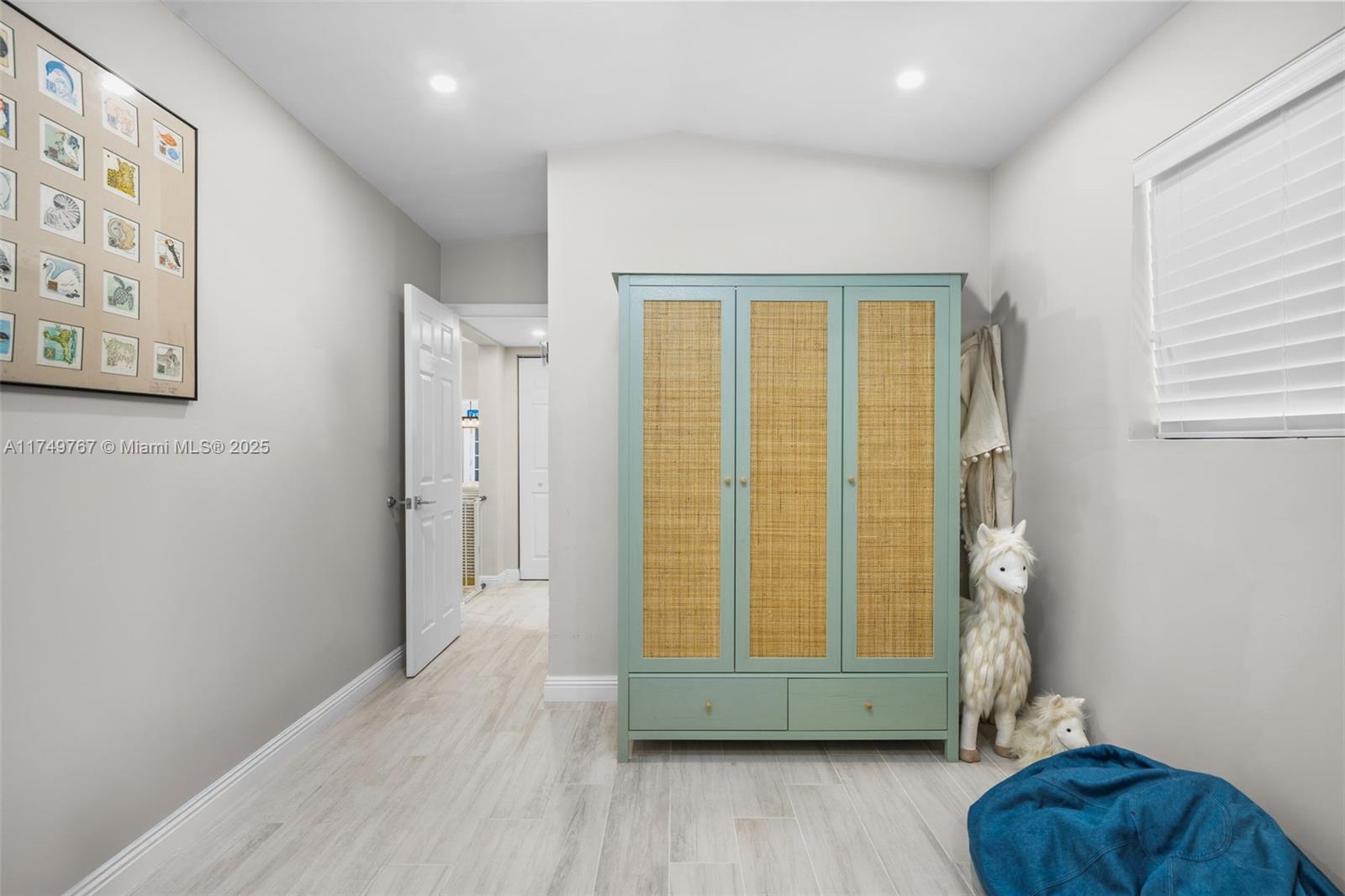 HOLLYWOOD LAKES SECTION - Residential