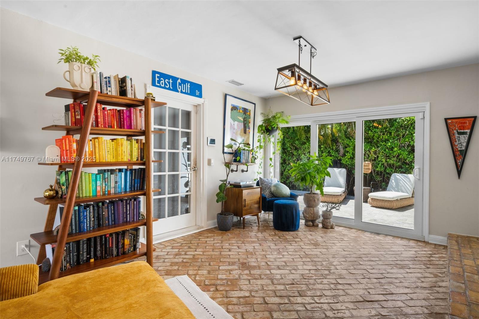 HOLLYWOOD LAKES SECTION - Residential