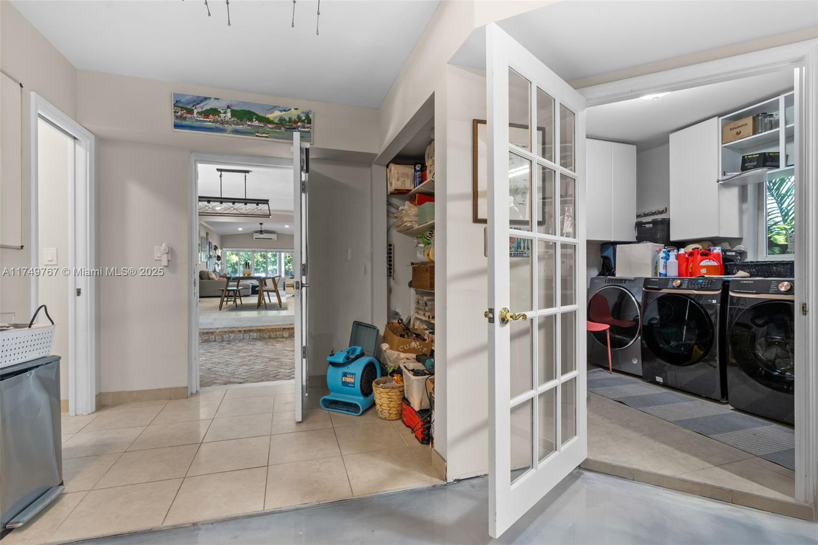 HOLLYWOOD LAKES SECTION - Residential