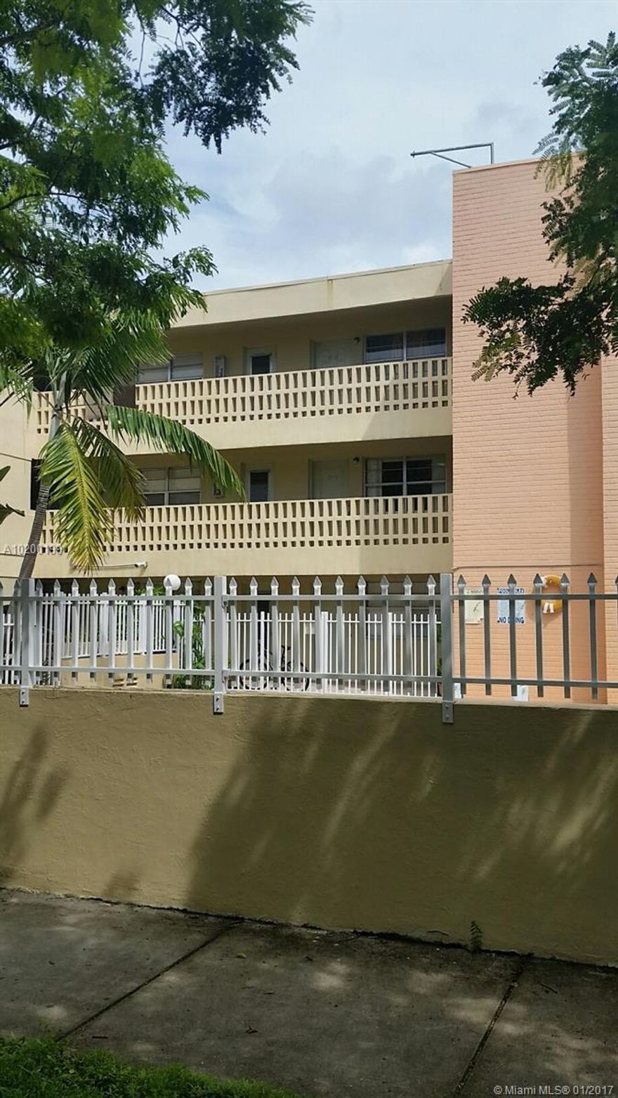 Great unit ready to move in.