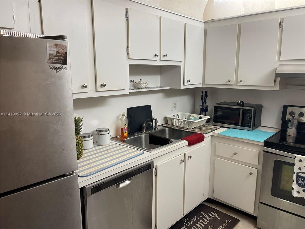 Photo of 919 Hillcrest Dr #208, Hollywood, FL 33021 (MLS # A11419022)