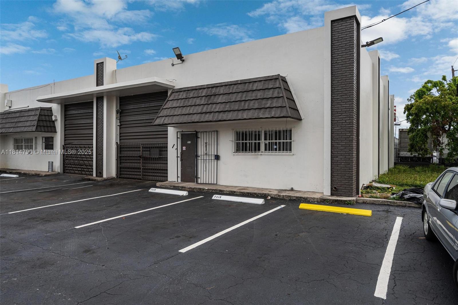 Functional and well-located industrial space offering 2,350 square feet available for immediate occupancy. Features include a durable Twin-T concrete roof, 3-phase electrical power, and an oversized overhead door for easy loading and unloading. Ideal for light manufacturing, storage, or distribution.