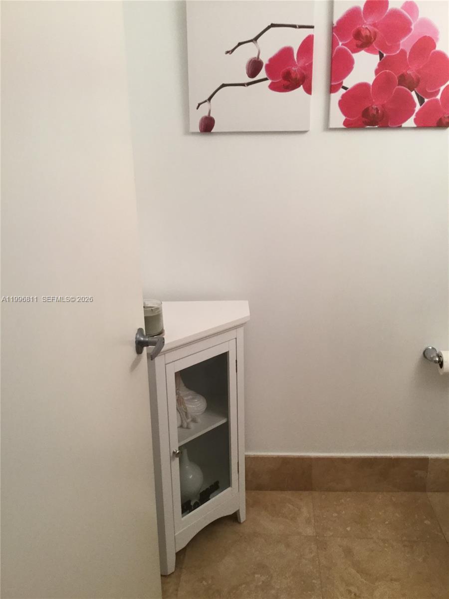 BLUE CONDO - Residential Lease