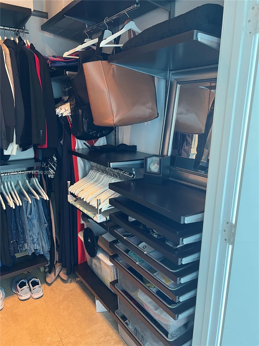 BLUE CONDO - Residential Lease