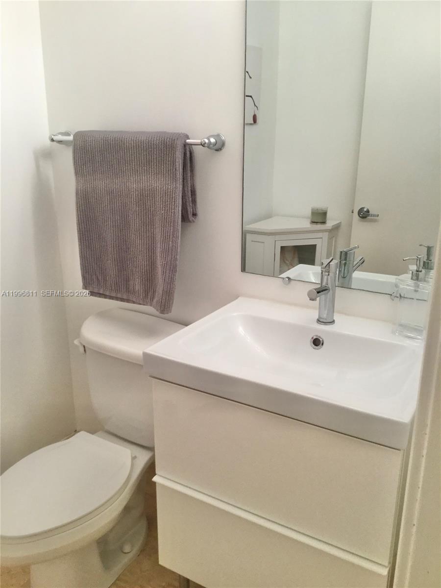 BLUE CONDO - Residential Lease