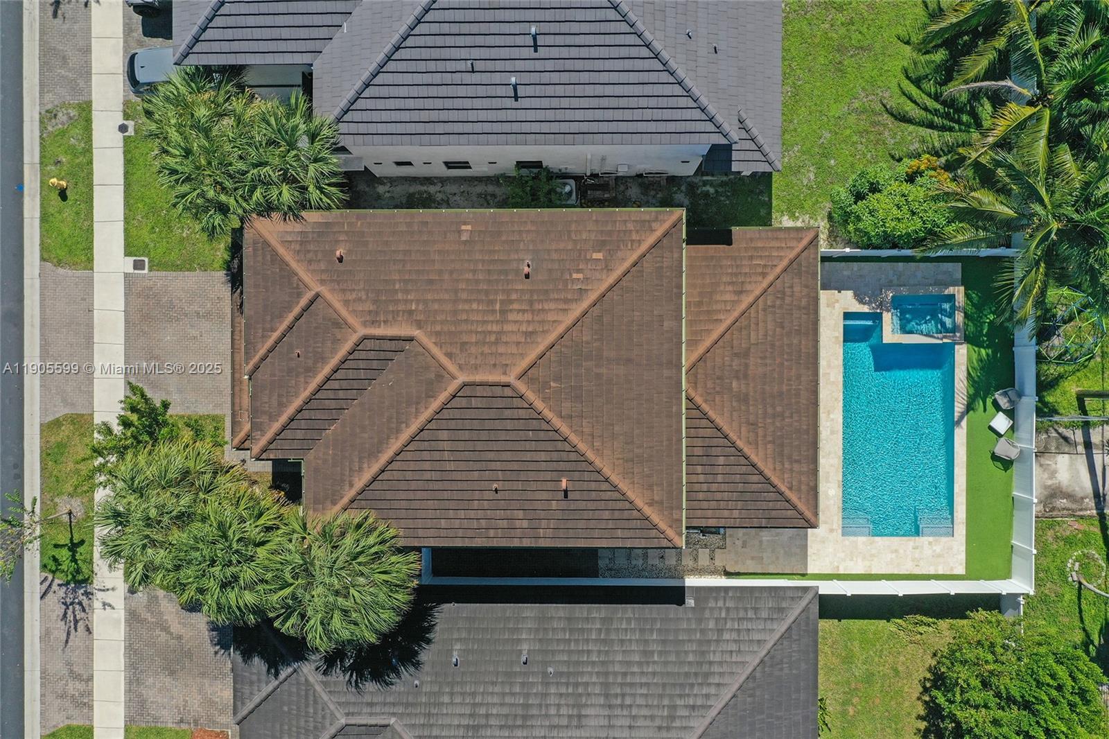 WHISPERING OAKS - Residential