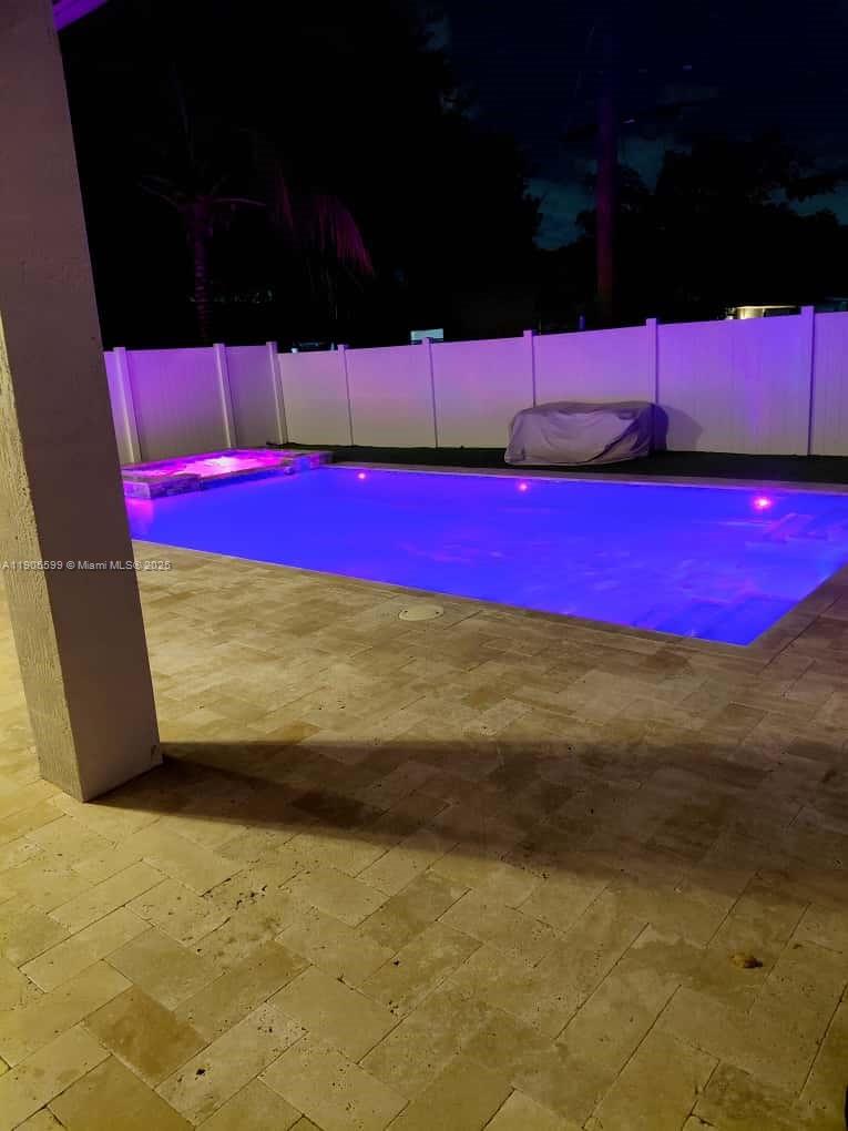 WHISPERING OAKS - Residential