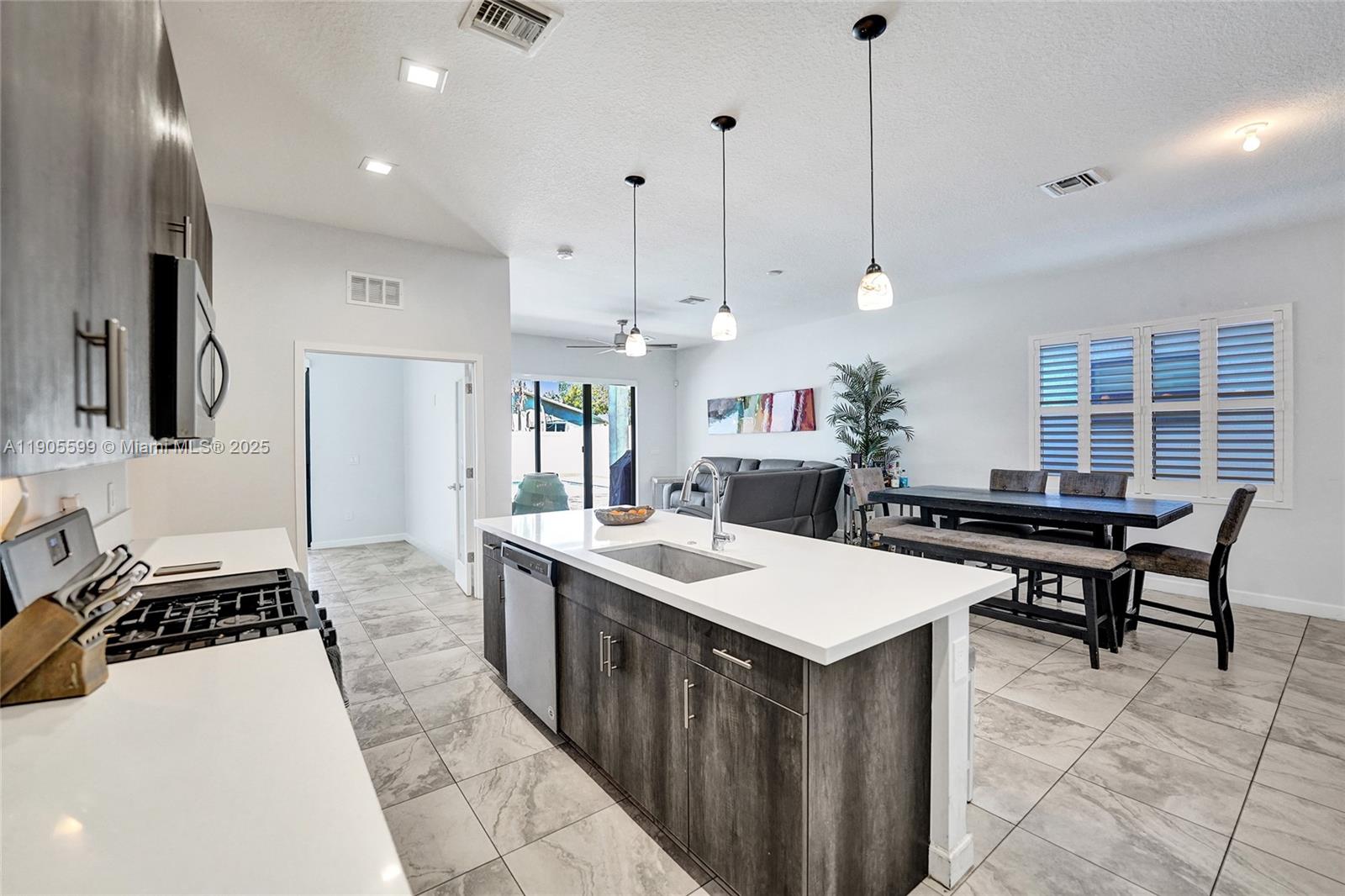 WHISPERING OAKS - Residential