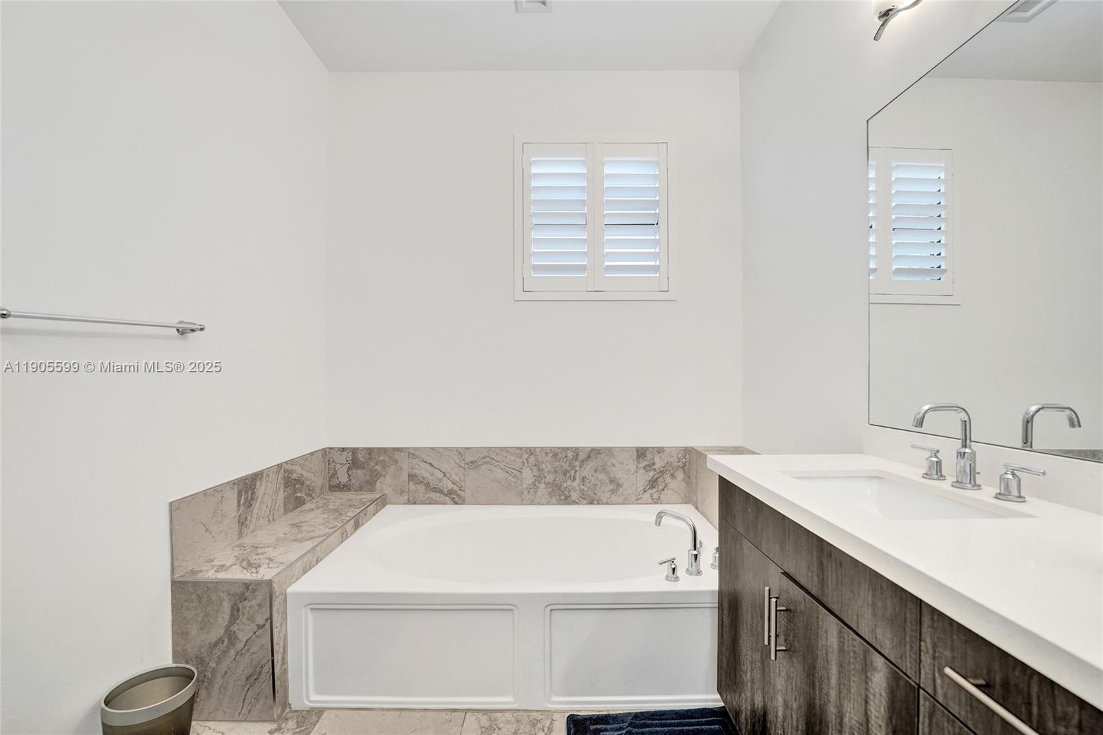 WHISPERING OAKS - Residential