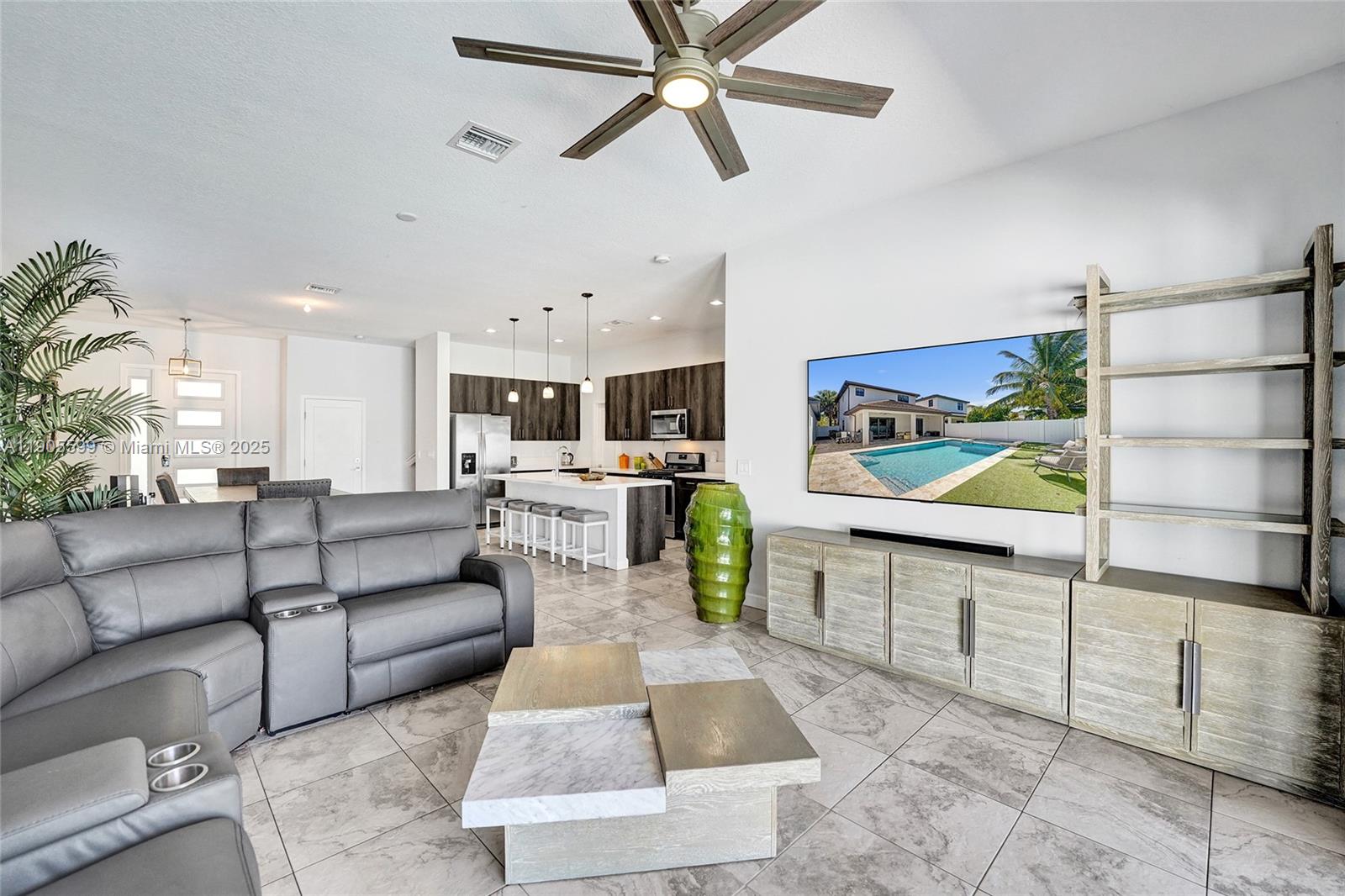 WHISPERING OAKS - Residential