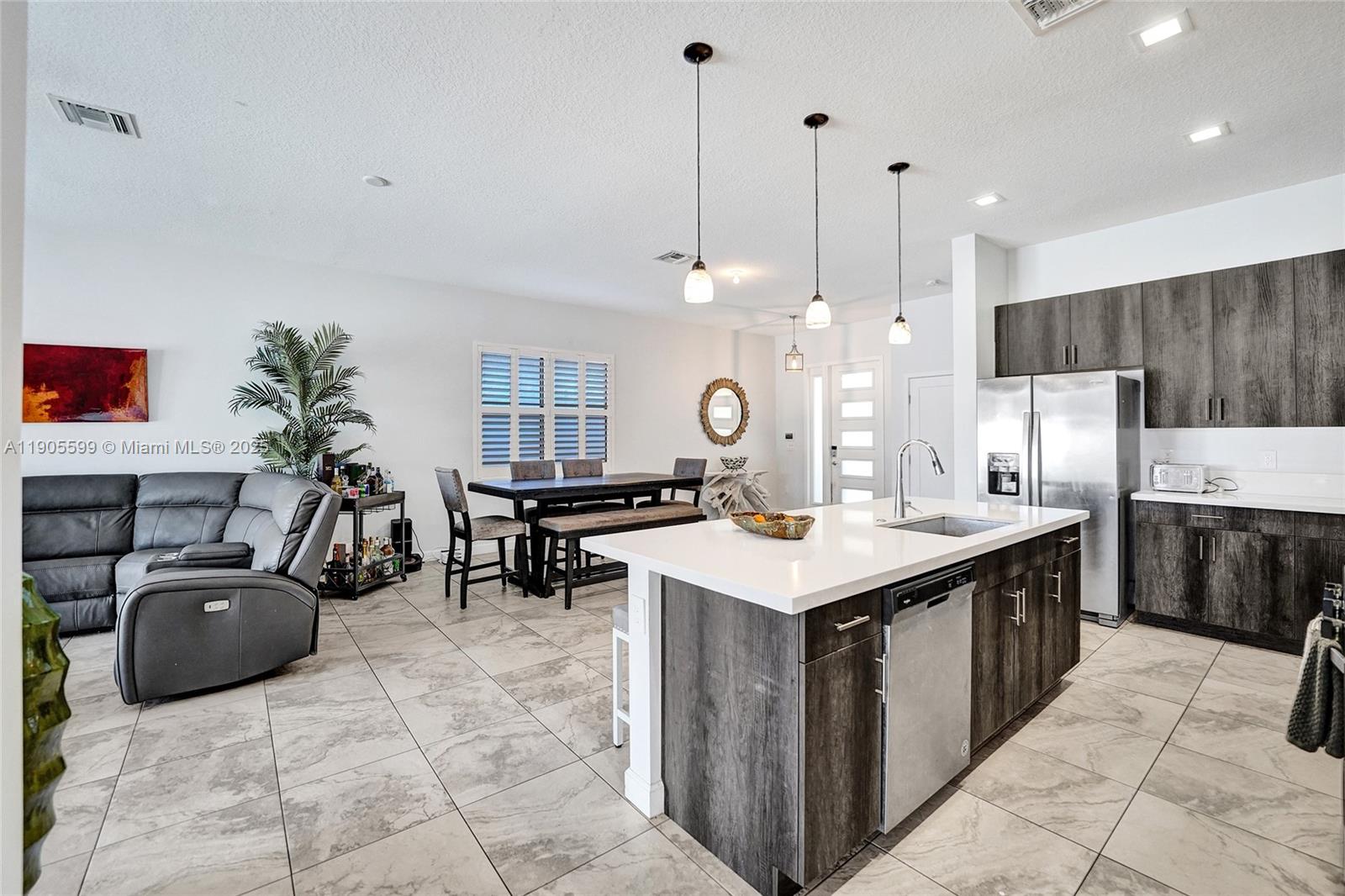 WHISPERING OAKS - Residential