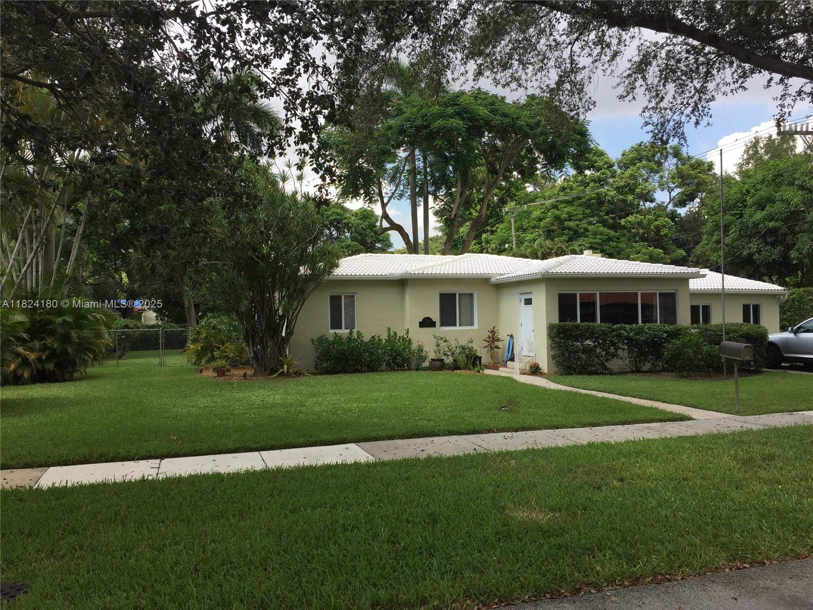324 La Villa Dr