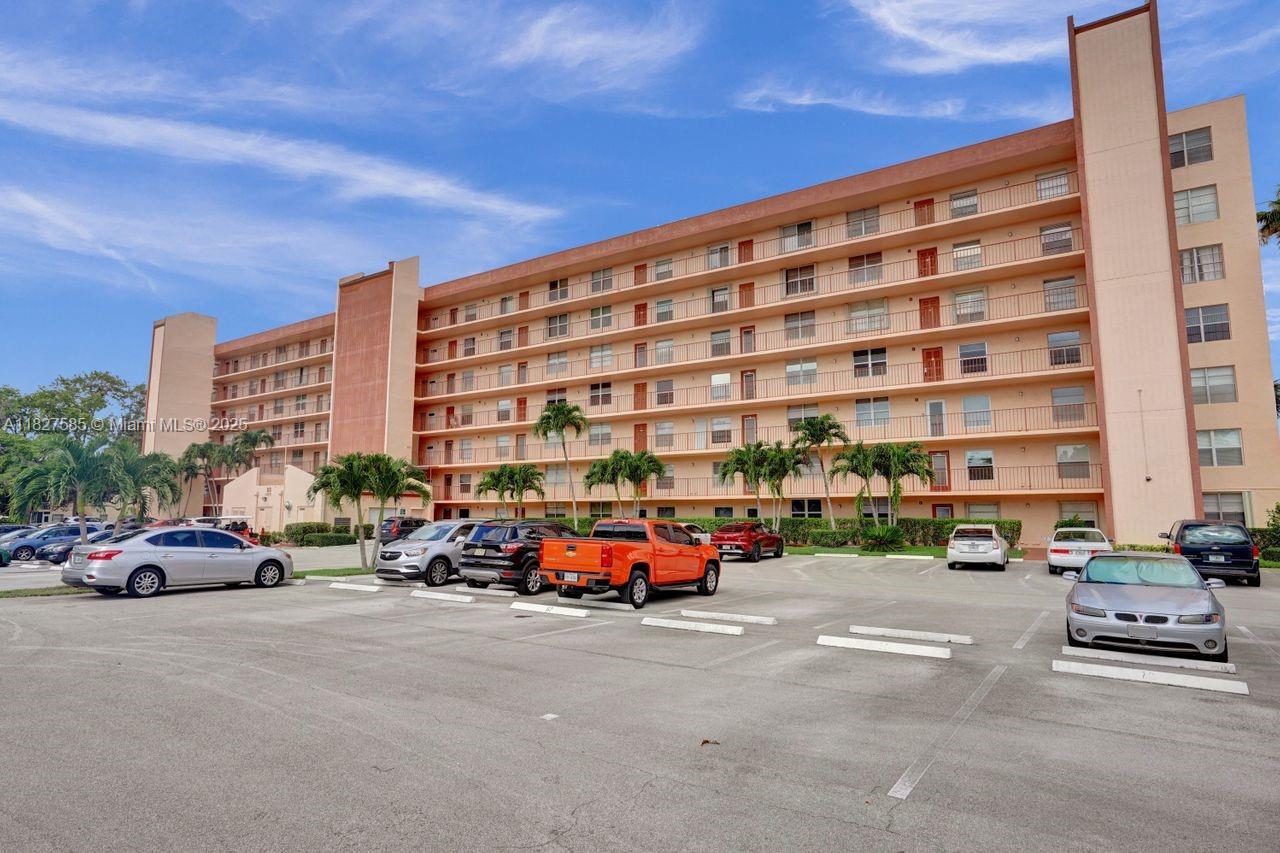 UNIQUE OPPORTUNITY FOR A 3-MONTH SEASONAL RENTAL AVAILABLE FOR THE 2025-2026 SEASON. FULLY FURNISHED OVERSIZED 2 BEDROOM 2 BATH CORNER UNIT, WITH ENCLOSED PATIO FOR INCREDIBLE LAKE VIEW AND CAPTIVATING SUNSETS. FANTASTIC ADULT COMMUNITY WITH AMENTIES GALORE INCLUDING COMMUNITY CLUB HOUSE, POOL AREA, GYM, BOCCE, SHUFFLEBOARD, AND MORE. FANTASTIC DELRAY BEACH LOCATION, CLOSE TO RESTAURANTS, SHOPPING, NIGHT LIFE, AND ALL THE BEST DELRAY BEACH. ONDO APPROVAL REQUIRED. MOVE IN IS ADVANCED RENT AND 1 1-MONTH SECURITY DEPOSIT. DON'T MISS OUT ON THIS FANTASTIC OPPORTUNITY FOR A SHORT-TERM SEASONAL RENTAL