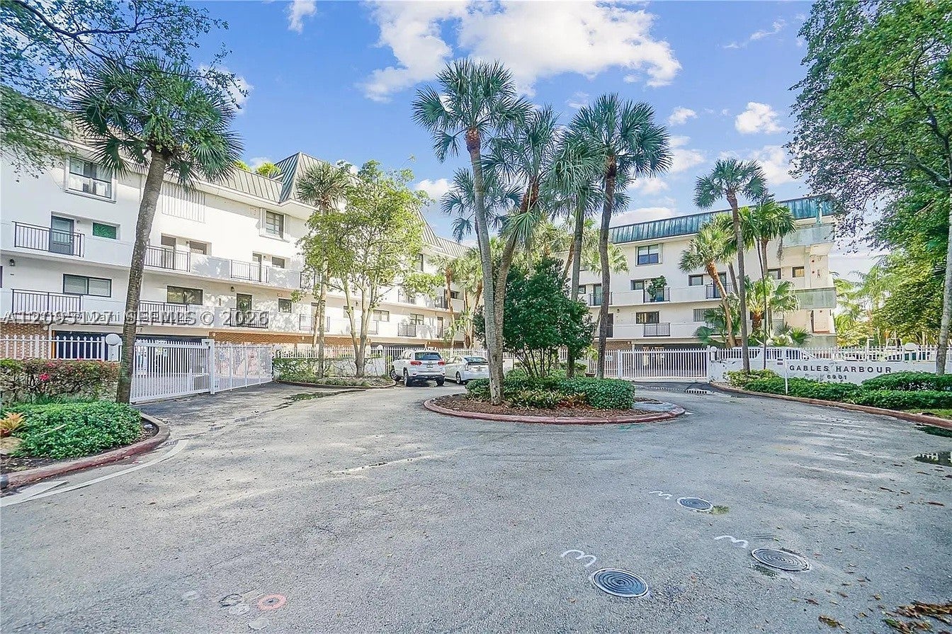 6901 Edgewater Dr 211