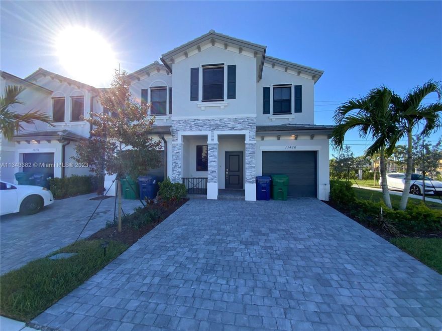 Beautiful 4 bedrooms townhouse, located in the desirable neighbor of Pines Vista. Quick access to major highway, shopping centers, restaurants and schools.