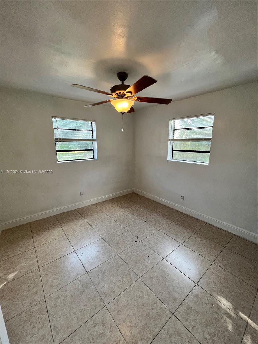 ROYAL PALMS PARK SEC 1 - Residential Lease