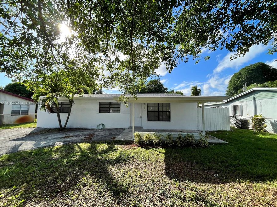 Remodeled 3 bedroom 1 bathroom house for rent. This beautiful home is in great condition and has lots of space for a family. Plenty of windows for natural light and closets for ample storage. Laundry room has the hook ups ready for your washer and dryer. Tenant screening necessary, rapid approval. Text listing agent for more information