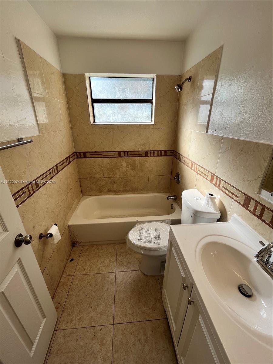 ROYAL PALMS PARK SEC 1 - Residential Lease