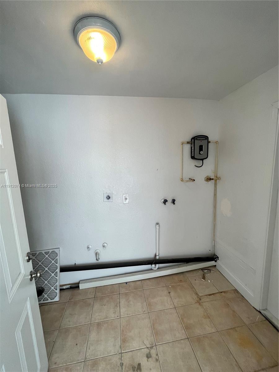 ROYAL PALMS PARK SEC 1 - Residential Lease