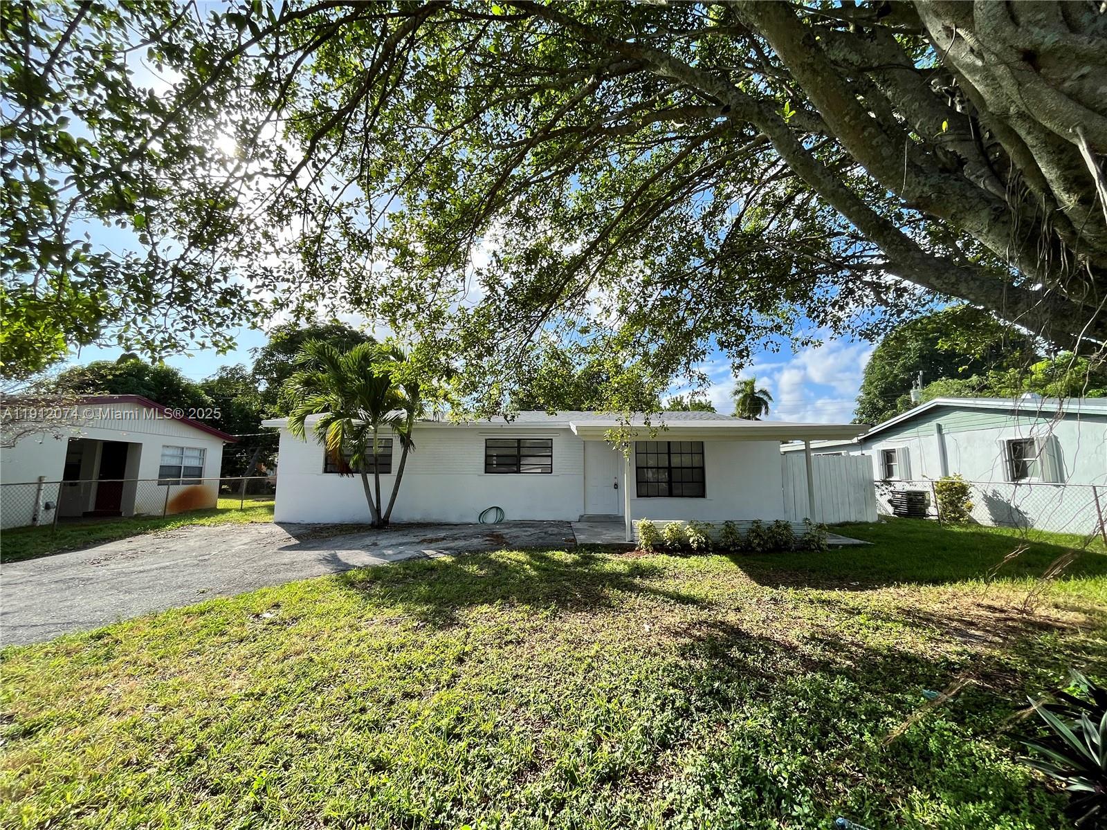 ROYAL PALMS PARK SEC 1 - Residential Lease