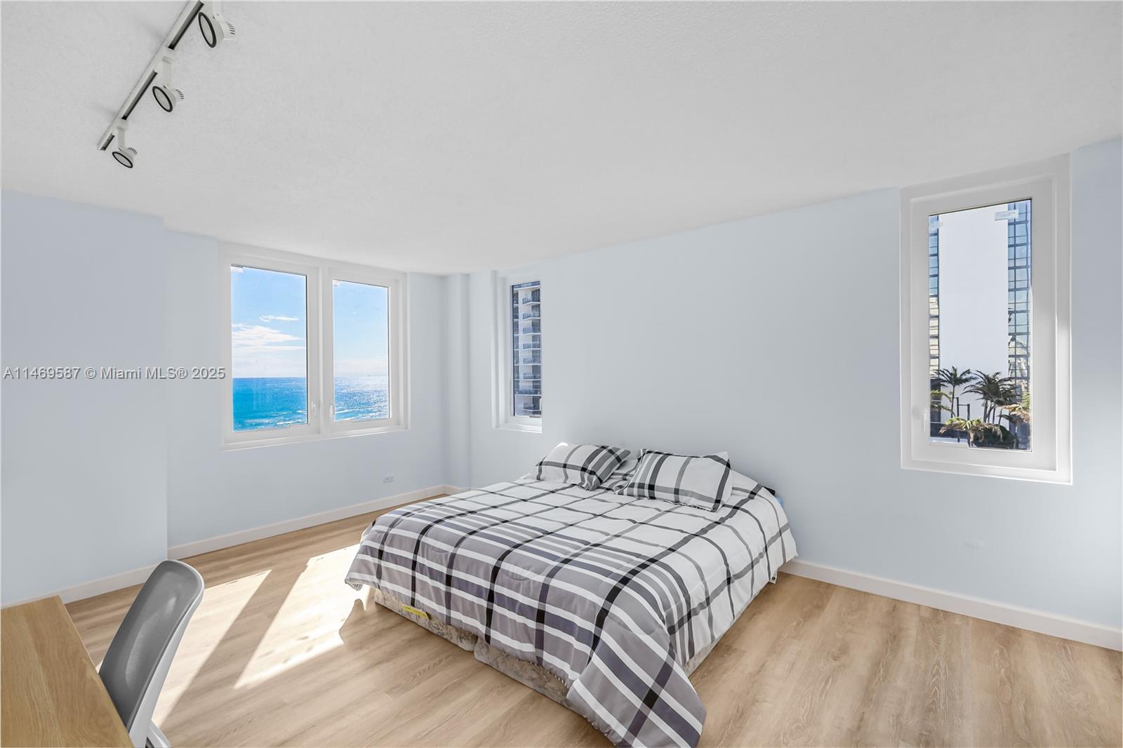 2301 Collins Ave 1038/1039