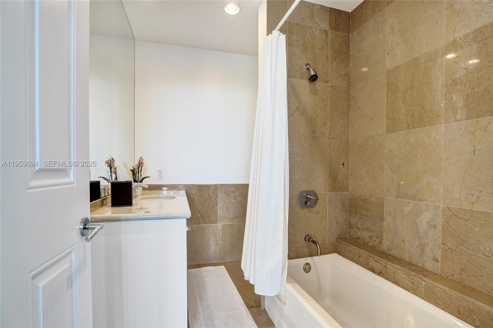 CASTILLO GRAND RESIDENCES - Residential