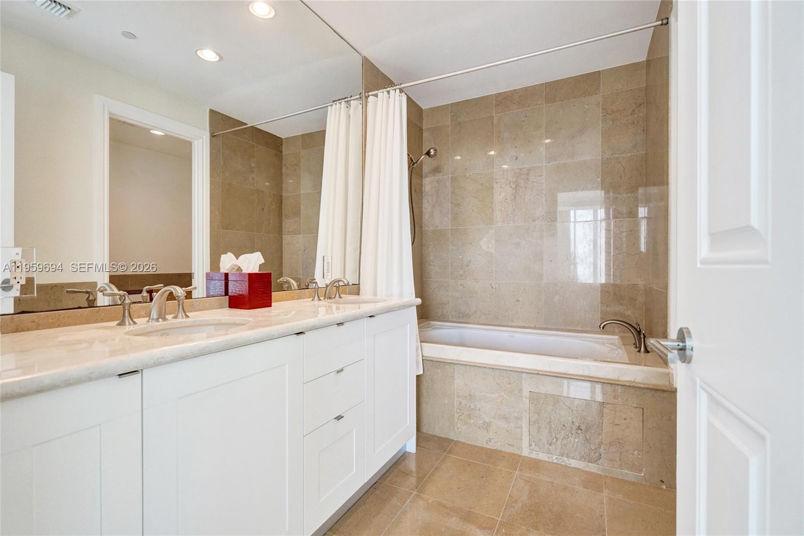 CASTILLO GRAND RESIDENCES - Residential