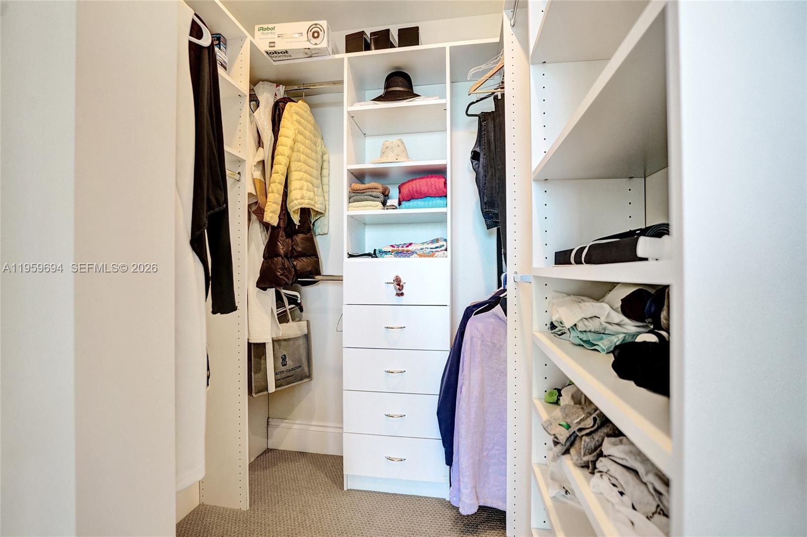 CASTILLO GRAND RESIDENCES - Residential